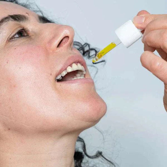 Drei Flaschen Nordic Oil CBD Öl Plus 10% mit 1000mg CBD und MCT-Öl auf weißem Hintergrund