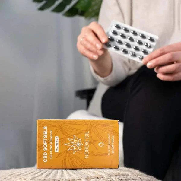 Packung mit 3x60 Nordic Oil CBD Kapseln 960mg mit Kurkumin und Piperin, gelbe Kapseln, Vollspektrum Hanfextrakt