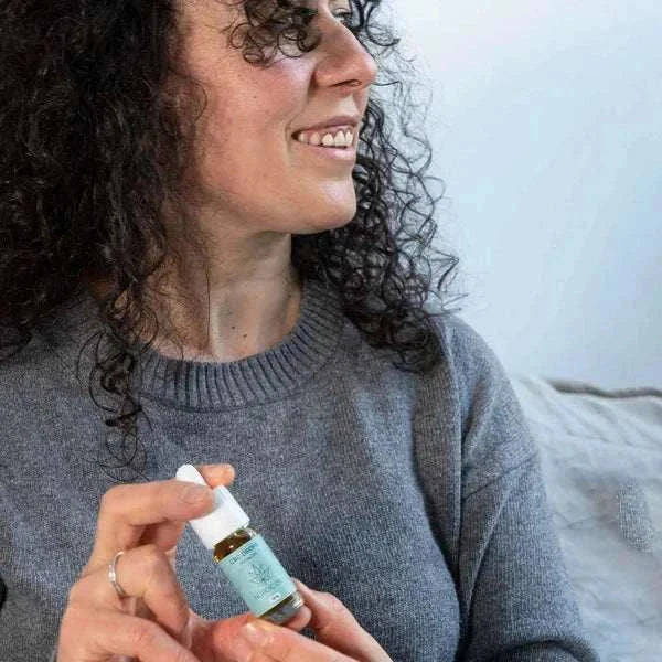Frau hält Flasche Nordic Öl CBD Öl 15% 10ml mit Tropfverschluss in der Hand