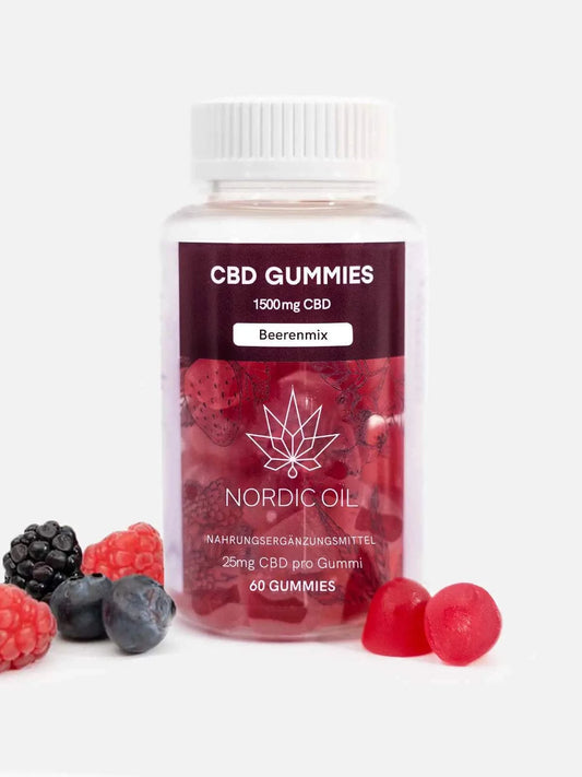 Bottle of Nordic Oil CBD Fruchtgummis 1500mg Beerenmix with red berry gummies and fresh berries around it
