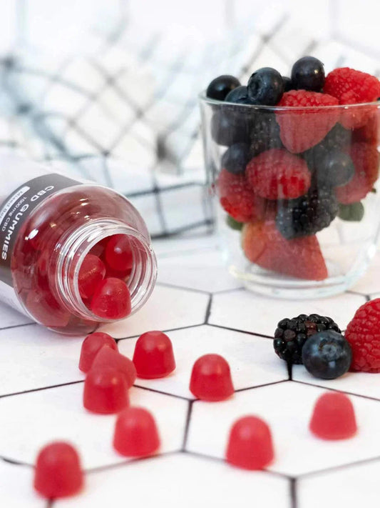CBD Fruchtgummis von Nordic Oil mit 1500mg, rotes Fruchtgummi und frische Beeren in Glas