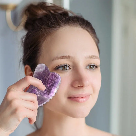 Gua Sha Amethyst mit Zähnchen – Gesichtsmassage & Entspannung | TCM Edelstein