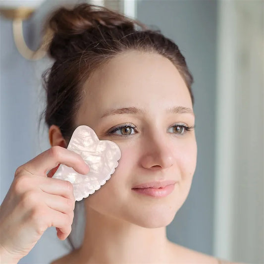 Gua Sha Rosenquarz mit Zähnchen – Gesichtsmassage & Selbstliebe | TCM Edelstein